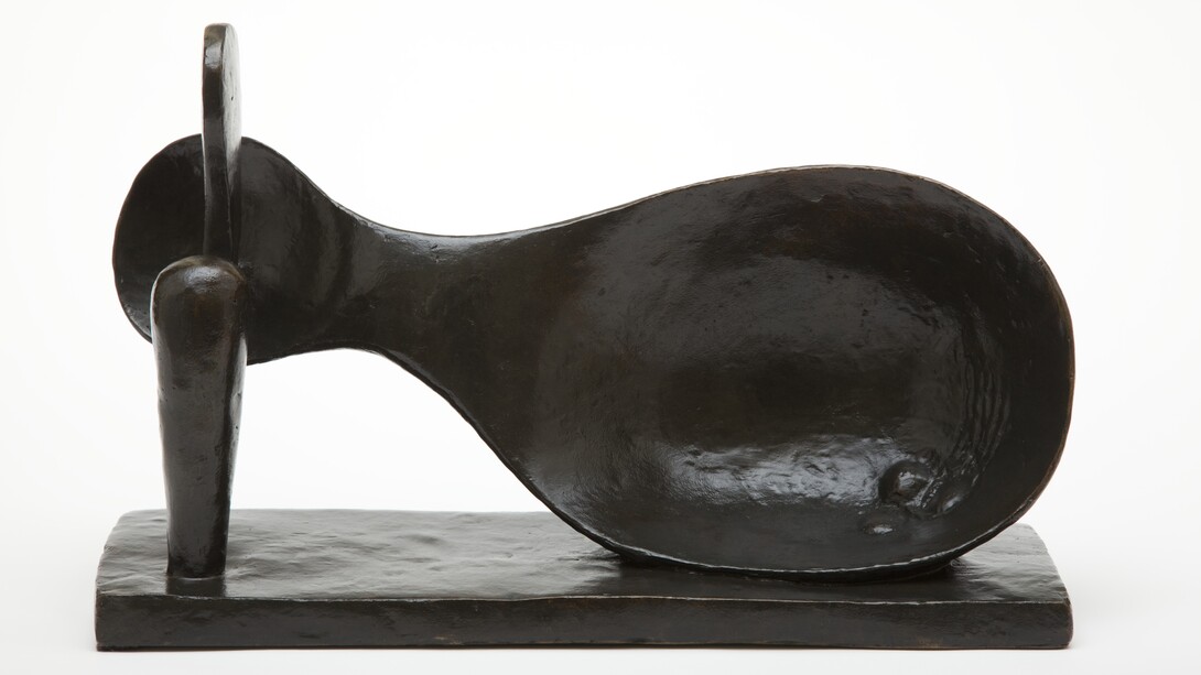 Alberto Giacometti (1901-1966)
Femme Couchée/Reclining Woman, 1929
Bronze
27 x 44 x 16 cm.
© The Estate of Alberto Giacometti (Fondation
Giacometti, Paris and ADAGP, Paris), licensed in
the UK by ACS and DACS, London 2016. Courtesy
of Private Collection.
