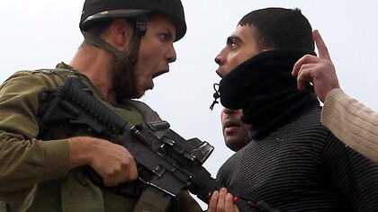 Un soldado israelí y un manifestante palestino frente a frente