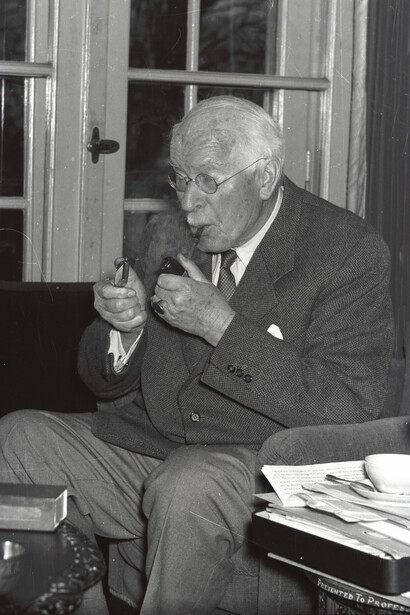 O processo de individuação, central na PA, visa integrar os aspectos da personalidade, promovendo autoconhecimento e equilíbrio psíquico. Entrevista com C. G. Jung em Küsnacht (Carl Gustav Jung), psiquiatra suíço, psicólogo profundo. Foto de: Comet Photo AG (Zurique), 1955