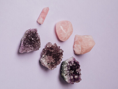 Os cristais e pedras preciosas podem ser aplicados em conjunto com outras técnicas que também são praticadas por energias, como Radiestesia e Radiônica, Reiki, cerimônias xamânicas etc