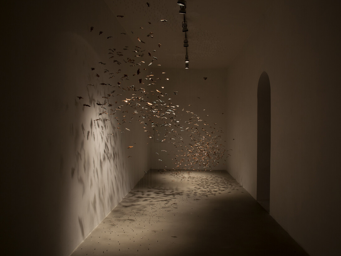 Federico Gori, Come afferrare il vento, 2015, incisioni e ossidazioni naturali su rame, lenza, acciao, piombo, dimensioni ambientali, veduta dell’installazione, Palazzo Fabroni, Arti Visive Contemporanee, Pistoia 