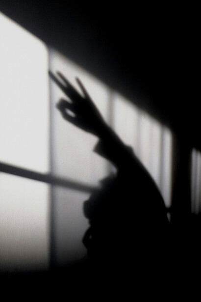 Me quedo en la penumbra pensándote. Me desbarato entre ideas y ensoñaciones vanas de tenerte y acurrucarte a mi lado un día de cielo gris