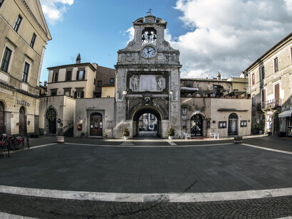 Sutri, Torre dell’Orologio, prospiciente la piazza del Comune (foto Omar Kheiraoui)