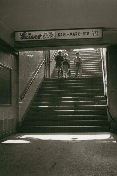 Elsa Thiemann, Berlin, Kinder am U-Bahneingang in Neukölln (detail), 1950er-Jahre. Mit freundlicher genehmigung der Kunstbibliothek