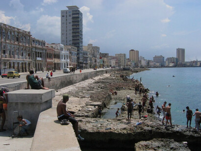 Vista de bañistas en el malecón de La Habana, Cuba