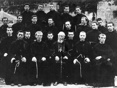 Maximiliano Kolbe en el Colegio Seráfico Internacional, en Roma (segundo por la izquierda, en la parte superior), 1917