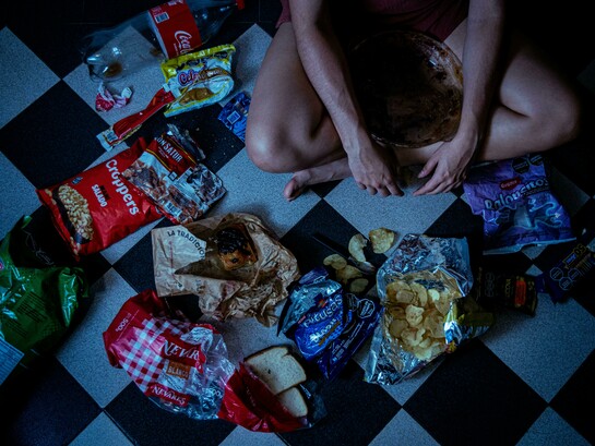 Por que o silêncio é visto como inimigo? Por que perdemos o autocontrole com a comida? O que está por trás deste comportamento que parece distração mas revela algo mais profundo em relação às pessoas