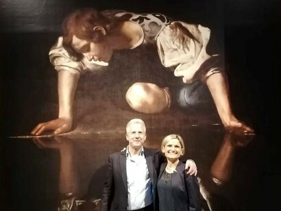 Katarina Budimaier und der Autor vor einer vergrößerten Kopie des Narziss von Caravaggio nach der Ausstellung Caravaggio & Bernini im Kunsthistorischen Museum Wien, Foto Natalie Schreder 