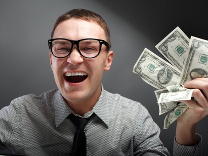 Hombre entusiasmado con sus ganancias