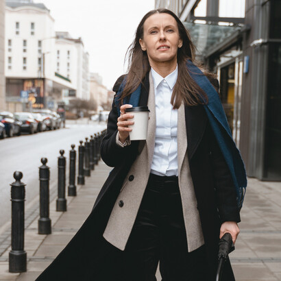 Mulher de negócios prestes a começar mais um dia de trabalho