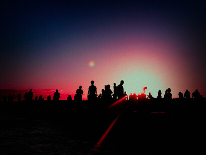 Grupo de gente en una puesta de sol. La humanidad en la actualidad es un sistema inestable que va camino hacia su autodestrucción