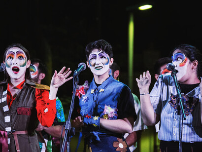 La horizontalidad en su organización, basada en comisiones de trabajo, refuerza el espíritu colaborativo y el compromiso social del grupo