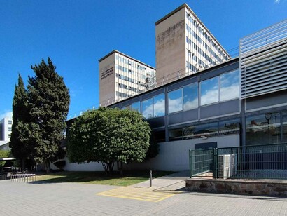 En 2002 se constituyó el Consorcio del Centro Interuniversitario del Campus Besòs, formado por el ayuntamiento de Barcelona, el Consejo Comarcal del Barcelonès, y el ayuntamiento de Sant Adrià de Besòs, Barcelona, Catalunya, España