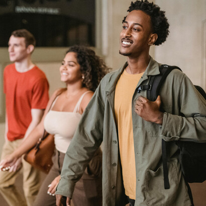 Fornecer acesso a programas de apoio financeiro pode ajudar estudantes de baixa renda a se concentrar melhor nos estudos