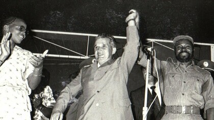 Graça Machel, Nicolae Ceauşescu e Samora Machel, em Maputo, 1979. Samoa Machel, foi um líder revolucionário de inspiração socialista, que liderou a Guerra da Independência de Moçambique e foi o primeiro presidente após a sua independência, de 1975 até à sua morte em 1986. Este Estado criou durante estes 50 anos de governação monstros invisíveis no interior de cada cidadão que aqui habita. Denota-se um estado de fúria e liberdade extrema nos cidadãos que estão nas manifestações, e estas eleições foram o grande rastilho que faltava para este povo tacar fogo em tudo, e trazer ao de cima a podridão do Estado e suas fragilidades técnicas e psicológicas