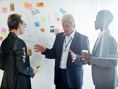 En atelier, on fixe franchise à 20 % et plafond à 70 % du CA pour limiter l’aléa moral et mutualiser le risque