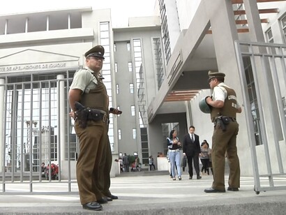 Carabineros de Chile vigilan un edificio público