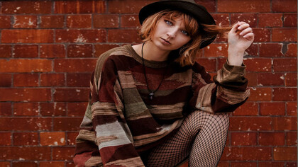 El covid ha cambiado nuestra vida en muchos aspectos, incluyendo nuestra forma de vestir. Lo que solía ser un armario lleno de jeans y tenis ahora se ha transformado en una explosión de ropa maxi y cómoda