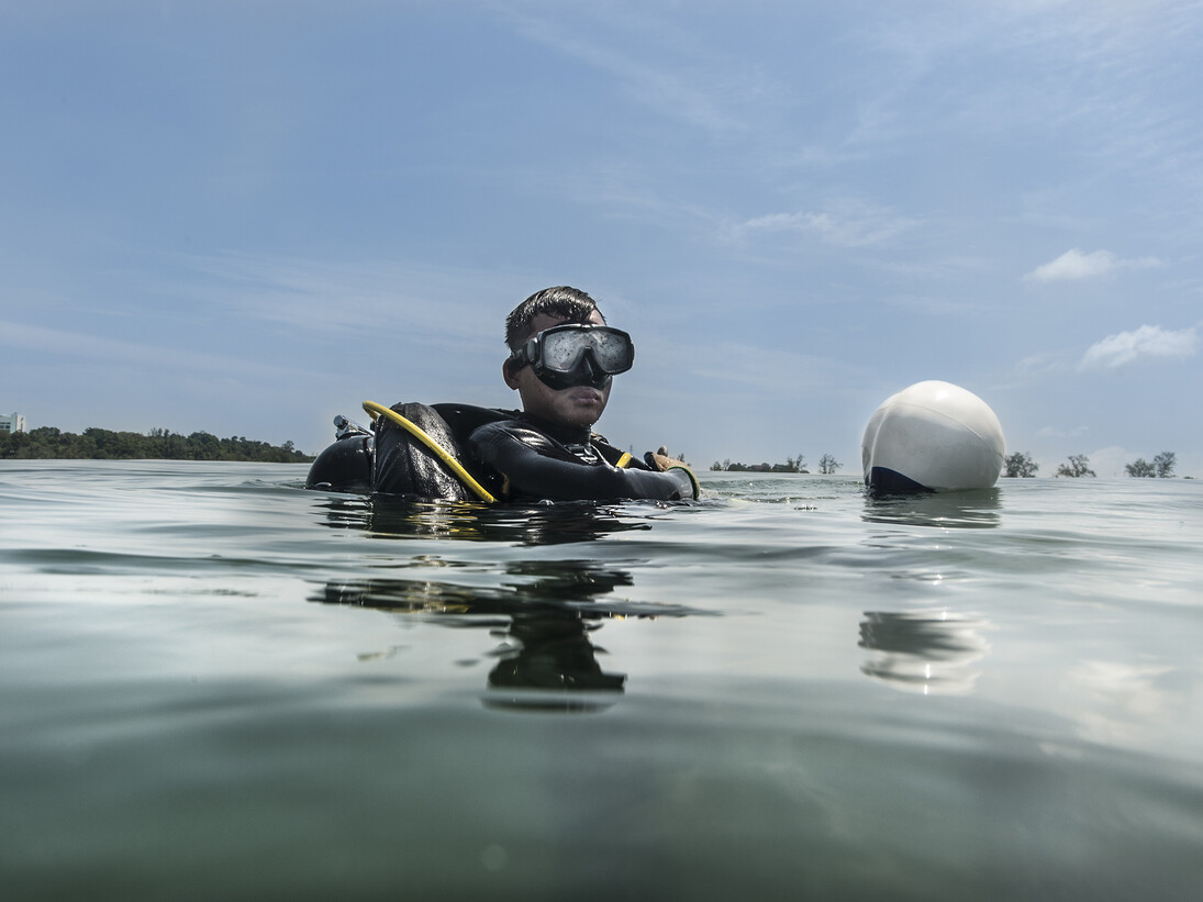 UXO salvage diver Piseth Dara (24) prepares to dive. Dara is
taking part in a training programme devised by the USA 7th
Engineer Dive Detachment off the coast of Sihanoukville,
Cambodia