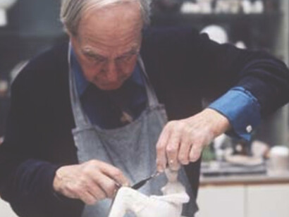 Henry Moore nel suo studio
