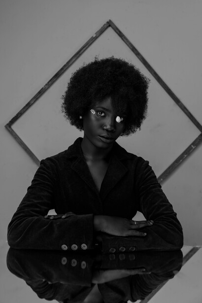 A felicidade é uma combinação de emoções e satisfação com a vida, abrangendo desde bem-estar momentâneo até um propósito de vida duradouro