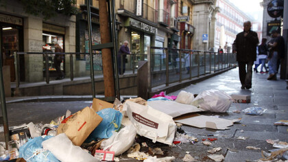 Basura en uno de los accesos a la Plaza Mayor de Madrid