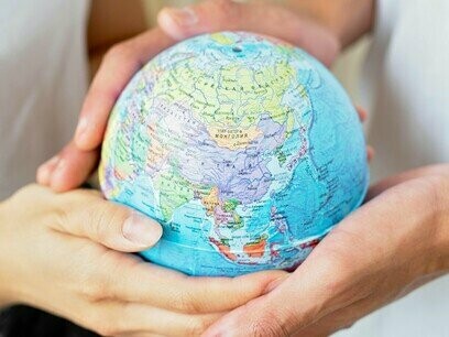 Talvez precisemos mesmo de um susto à escala galáctica para deixar de fingir que as nossas guerras são nobres e os nossos muros, necessários. Seria trágico que a última hipótese de paz entre humanos passasse pela chegada de um extermínio interplanetário