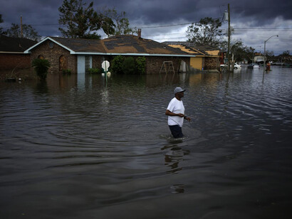 Un residente camina a través de las inundaciones que dejó el huracán Ida en LaPlace, Luisiana, el lunes 30 de agosto de 2021