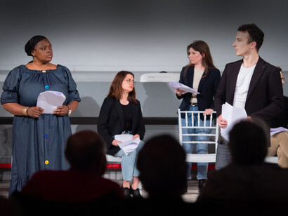 “Tenir Paroles”, incontro poetico e musicale all’ex cinema Goldoni di Firenze, che mette insieme attrici e attori del Teatro della Toscana e della Troupe de l’Imaginaire del Théâtre de la Ville di Parigi © Filippo Manzini