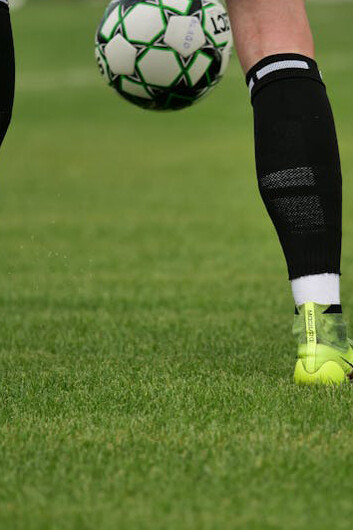 La cancha y dos actores