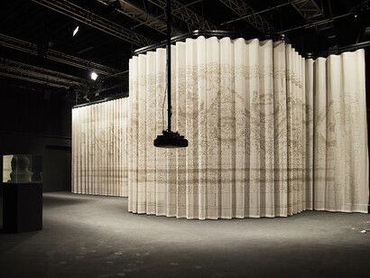 Project Arts Centre, Stéphane Béna
Hanly, Length of a Legacy (Alexander
Parkes), 2015, Mariana Castillo Deball
Mschatta-Fassade, 2014, exhibition
view (Space Upstairs)