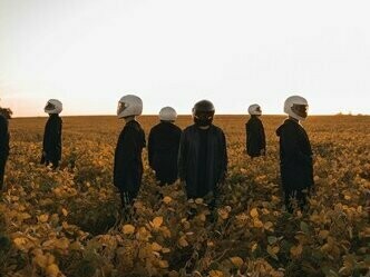 Homens "presos" em seus próprios capacetes. Não desejo aqui aterrorizar ou demonizar as tecnologias. O intuito é expandir a nossa perceção quanto essa moeda dinamiza a nossa vida e o quanto ela perpetua ideias repetitivas que retratam monoculturas e empobrecem o solo mental