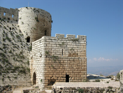 A Siria no iría como sumo pontífice ni para dirigirse exclusivamente a los cristianos, menos todavía para adoctrinar ni marcar doctrina. Iría porque se necesitaban muchas voces para detener el horror y la sangría. Porque le atormentaba la respuesta egoísta de la civilizada Europa. Porque cada agujero negro que exhibía el mundo nos hacía peores como especie, nos avergonzaba ante el resto de los habitantes del planeta Crac de los Caballeros, Syria