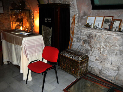 Tenemos diferentes opiniones políticas, diferentes sensibilidades y diferentes maneras de vivir nuestra identidad. No existe “el judío” como una personalidad colectiva. Interior de la antigua sinagoga, Barcelona, España