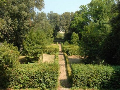 Il giardino all’italiana che si sviluppa oltre la parte posteriore della villa si conclude con una “finestra di verzura” che si affaccia sulla piana di Rimini.