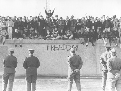 Die Berliner Mauer war eine bewachte Betonbarriere, die West-Berlin von 1961 bis 1989 umgab und von Ost-Berlin und der DDR trennte