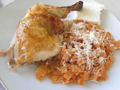 Pollo acompañado de los tradicionales Hilopites