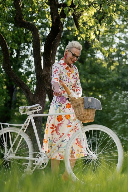 Em estudos com pacientes com Alzheimer, níveis mais altos de BDNF estão associados a um declínio cognitivo mais lento, enquanto em casos de Parkinson, essa proteína ajuda a proteger os neurônios produtores de dopamina, que são cruciais para o controle dos movimentos. Outro ponto importante é que o exercício regula neurotransmissores como dopamina, serotonina e noradrenalina, que influenciam diretamente o humor, a motivação e a capacidade de concentração, funções frequentemente comprometidas em doenças neurodegenerativas