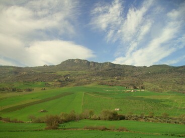 I sentieri che attraversano le colline e le montagne offrono panorami ricchi di colori e profumi mediterranei. Sicilia, Italia