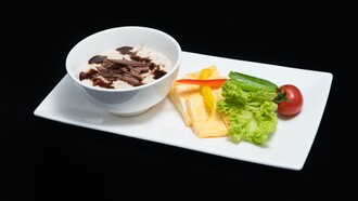 Cereal com vegetais fatiados