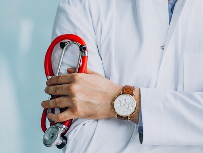 Il silenzio tra le mura bianche amplifica la preoccupazione, mentre si spera con tutto il cuore che arrivi presto una buona notizia