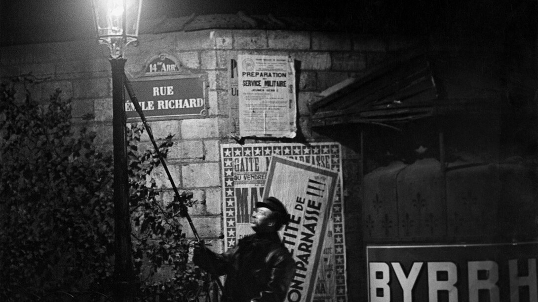 Brassaï, L’allumeur de becs de gaz, rue Emile Richard/Lamplighter, Rue Émile-Richard (detail), ca 1931. Courtesy of Moderna Museet