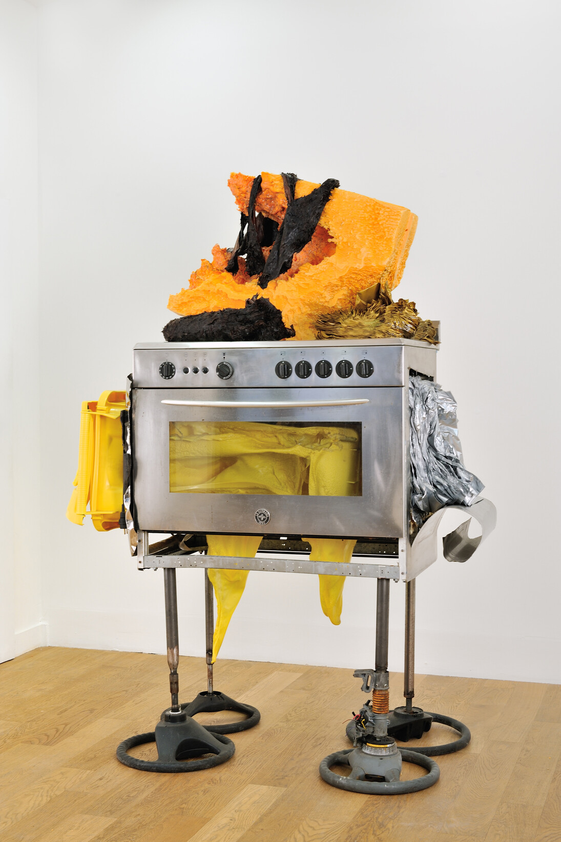 Anita Molinero, Le Bayou anciennement dite La Régina, 2012-2015, Gazinière inox, poubelle polypropylène, polyester extrudé, fourrure, poches plastique, 150 x 195 x 90 cm, Pièce unique, Certificat d'authenticité, Photo © Rebecca Fanuele
