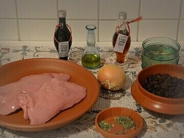 Ingredientes organizados para a preparação da refeição. Assim que chego em casa guardo as folhas de salada e ervas frescas em potes bem fechados e forrados com papel toalha ou um paninho para absorver a humidade. Também pico cebola, alho e até alguns outros legumes e guardo num pote bem fechado na geladeira para ter essa etapa já adiantada