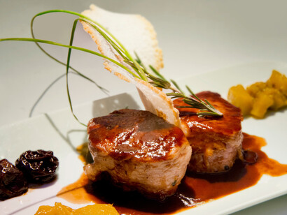 Filetto di maiale di cinta al lardo di colonnata prugne alla grappa e chutney di mango    