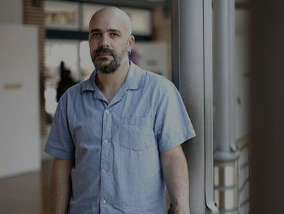 Afonso Cruz demonstra uma habilidade notável para descrever sentimentos complexos e cotidianos com poesia e profundidade, transformando o ordinário em extraordinário