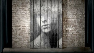 Psicologia e teatro. Il Biodramma è da considerarsi un metodo simbolico di sviluppo personale, basato sulla messa in scena dei contenuti del mondo interno di un individuo protagonista, da parte di altri psicologi sostenitori. Si snoda come viaggio alla ricerca di Sé, attraverso tre porte che si aprono su tre palcoscenici universali (la vita, l’amore e la morte)
