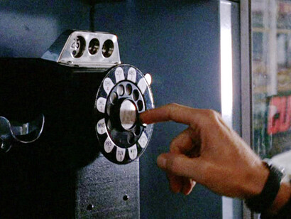 Marcando un número en un viejo teléfono