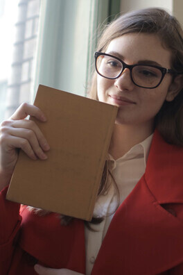 Professora organiza suas ideias enquanto reflete sobre o desenvolvimento de seus alunos