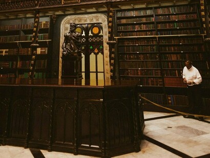 No coração do Rio de Janeiro, na Rua Luís de Camões, n.º 30, encontra-se uma das bibliotecas mais emblemáticas do Brasil: o Real Gabinete Português de Leitura. Considerada uma verdadeira joia da arquitetura e da cultura lusófona, esta biblioteca histórica no Rio de Janeiro é um testemunho vivo da presença portuguesa e da importância da preservação da língua e literatura lusófona no país




